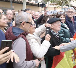 Su Majestad la Reina a su llegada al acto conversa con un vecino de Tudela
