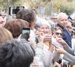 Su Majestad la Reina a su llegada con los vecinos de Tudela