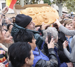Su Majestad la Reina a su llegada recibe un regalo de los vecinos de Tudela con ocasion del 18 cumpleaños de la Princesa de Asturias