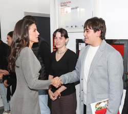 Su Majestad la Reina recibe el saludo de una representación de los alumnos de bachillerato y últimos cursos de secundaria de los institutos y colegios