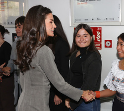 Su Majestad la Reina recibe el saludo de una representación de los alumnos de bachillerato y últimos cursos de secundaria de los institutos y colegios