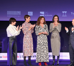 Su Majestad la Reina tras hacer entrega del premio-homenaje a Carlos Saura a su viuda Eulalia Ramón  