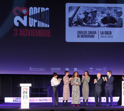 Su Majestad la Reina tras hacer entrega del premio-homenaje a Carlos Saura a su viuda Eulalia Ramón  