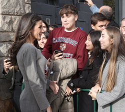 Su Majestad la Reina a su salida del acto conversa con alumnos de los colegios de la localidad