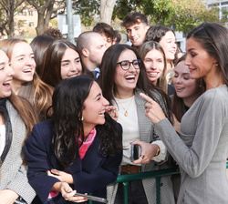 Su Majestad la Reina a su salida del acto conversa con alumnas de los colegios de la localidad