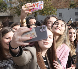Su Majestad la Reina a su salida del acto se fotografía con alumnas de los colegios de la localidad