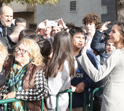 Su Majestad la Reina saluda a los vecinos de Tudela que se congregaban a su salida del acto