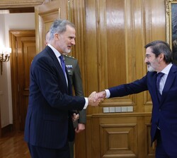 Su Majestad el Rey recibe el saludo del interventor general de la Administración del Estado, Pablo Arellano Pardo