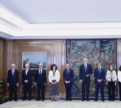 Su Majestad el Rey junto al interventor general de la Administración del Estado, Pablo Arellano Pardo; acompañado por el equipo que ha realizado las a