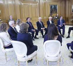 Su Majestad el Rey conversa con el interventor general de la Administración del Estado, Pablo Arellano Pardo; que estuvo acompañado por el equipo que 