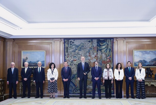 Su Majestad el Rey junto al interventor general de la Administración del Estado, Pablo Arellano Pardo; acompañado por el equipo que ha realizado las a
