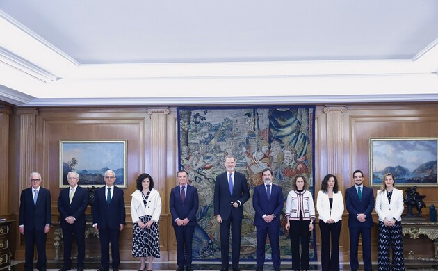 Su Majestad el Rey junto al interventor general de la Administración del Estado, Pablo Arellano Pardo; acompañado por el equipo que ha realizado las a