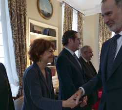Su Majestad el Rey recibe el saludo de la consejera delegada de ICEX a su llegada al almuerzo con empresarios españoles