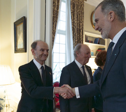 Su Majestad el Rey recibe el saludo de los empresarios asistentes al almuerzo