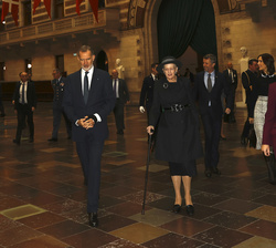 Sus Majestades los Reyes junto a la Reina Margarita, los Principes Herederos y la alcaldesa de Copenhague recorren el Ayuntamiento de la capital