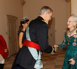 Sus Majestades los Reyes saluda a Su Majestad la Reina Margarita de Dinamarca