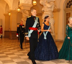 Sus Majestades los Reyes y Su Majestad la Reina Margarita de Dinamarca se dirigen al salón donde recibirán el saludo de los invitados
