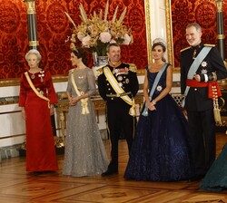 Sus Majestades los Reyes, Su Majestad la Reina Margarita y Sus Altezas Reales los Príncipes herederos momentos antes de recibir a los invitados