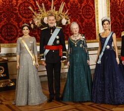 Sus Majestades los Reyes junto a Su Majestad la Reina Margarita y los Príncipes Herederos