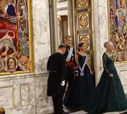 Sus Majestades los Reyes y Su Majestad la Reina Margarita de Dinamarca se dirigen al comedor