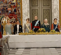 Sus Majestades los Reyes, Su Majestad la Reina Margarita y SS.AA.RR. los Príncipes Herederos durante la interpretación del Himno Nacional de España tr