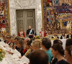 Su Majestad el Rey dirige unas palabras a los asistentes durante la cena de gala