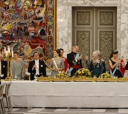 Tras la interpretación del Himno Nacional de Dinamarca, Sus Majestades los Reyes brindan junto a la Familia Real de Dinamarca