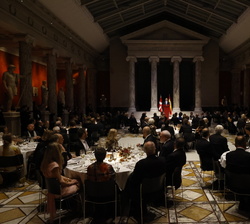Vista general de la sala durante su intervención de Su Majestad el Rey en la cena ofrecida por los Reyes a la Reina de Dinamarca