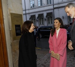 Sus Majestades los Reyes a su llegada al Palacio Moltke, son recibidos por la Embajadora de España en Dinamarca, María Victoria González Román