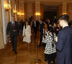 Sus Majestades los Reyes en el Palacio Moltke para la recepción a la Colectividad española en Dinamarca
