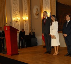 Sus Majestades los Reyes acompañado de las autoridades durante la interpretación del Himno Nacional