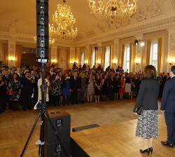 Vista general del salón durante la interpretación del Himno Nacional