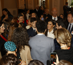 Su Majestad la Reina conversa con los asistentes a la recepción de la Colectividad española residente en Dinamarca
