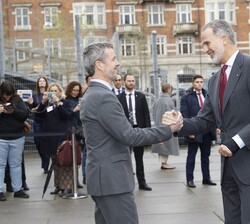 Su Majestad el Rey recibe el saludo de Su Alteza Real el Principe Frederik a su llegada al Centro de Arquitectura Danés (DAC)