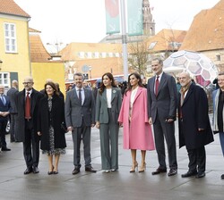Sus Majestades los Reyes y Sus Altezas Reales los Príncipes herederos de Dinamarca junto a las autoridades que les recibieron a su llegada al Centro d