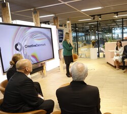 Sus Majestades los Reyes durante el desarrollo de la mesa redonda en el Centro de Arquitectura Danés (DAC)