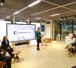 Don Felipe y Doña Letizia durante la mesa redonda en el Centro de Arquitectura Danés