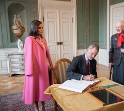 En la despedida a Su Majestad la Reina Margarita, Su Majestad el Rey firma en el Libro de Honor del Palacio de Fredensborg y en el panel de cristal