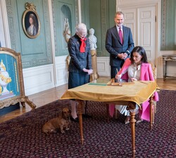 Su Majestad la Reina firma en el panel de cristal con un bolígrafo de punta de diamante, en la despedida a Su Majestad la Reina Margarita