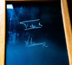 Firmas de Sus Majestades los Reyes en el panel de cristal para la ventana, realizada con un bolígrafo de punta de diamante