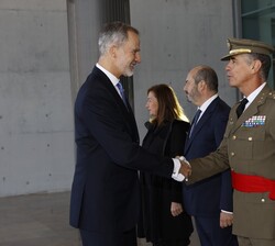 Su Majestad el Rey recibe el saludo de las autoridades en la despedida en el Aeropuerto Adolfo Suárez Madrid-Barajas