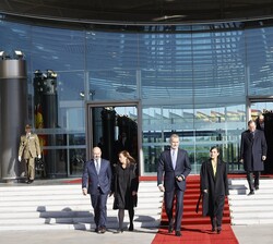 Sus Majestades los Reyes tras su llegada a la Terminal T-4 del Aeropuerto Adolfo Suárez Madrid-Barajas para el Viaje de Estado al Reino de Dinamarca