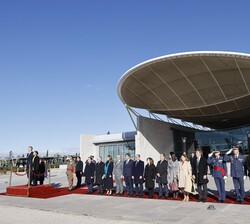 Sus Majestades los Reyes durante la interpretación del Himno Nacional en la ceremonia de despedida en el Aeropuerto Adolfo Suárez Madrid-Barajas