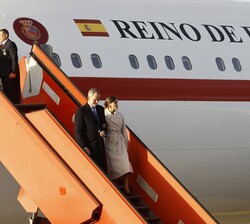 Sus Majestades los Reyes a su llegada a la Terminal Vilhelm Lauritzen del Aeropuerto de Copenhague