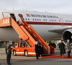 Sus Majestades los Reyes, Su Majestad la Reina Margarita y SS.AA.RR. los Príncipes Herederos durante la interpretación del Himno Nacional de España a 