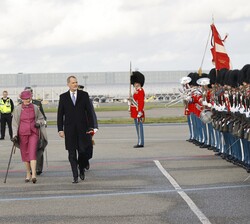 Su Majestad el Rey acompañado de Su Majestad la Reina Margarita, pasa revista a las tropas a su llegada a Copenhague