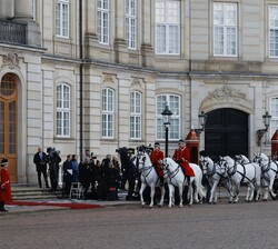 Sus Majestades los Reyes fueron trasladados, desde la Ciudadela al Palacio de Amalienborg en un cohce de caballos