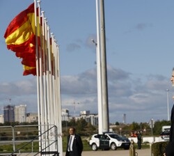 Don Felipe y Doña Letizia durante la interpretación del Himno Nacional en la ceremonia de despedida para el Viaje de Estado al Reino de Dinamarca
