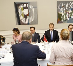 Su Majestad el Rey durante el encuentro con la Primera Ministra del Reino de Dinamarca en la que participan delegaciones de ambos países