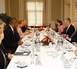 Don Felipe y la Primera Ministra del Reino de Dinamarca durante el encuentro con delegaciones de ambos países